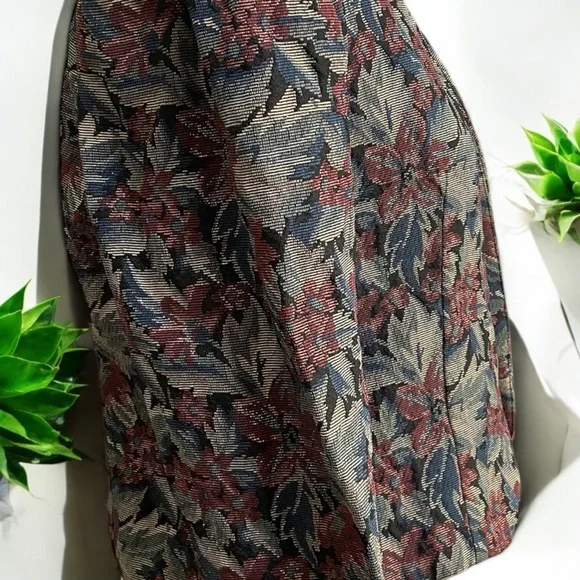 Red and Green Cropped Blazer with‎ Notched Lapels - Picture 11 of 12